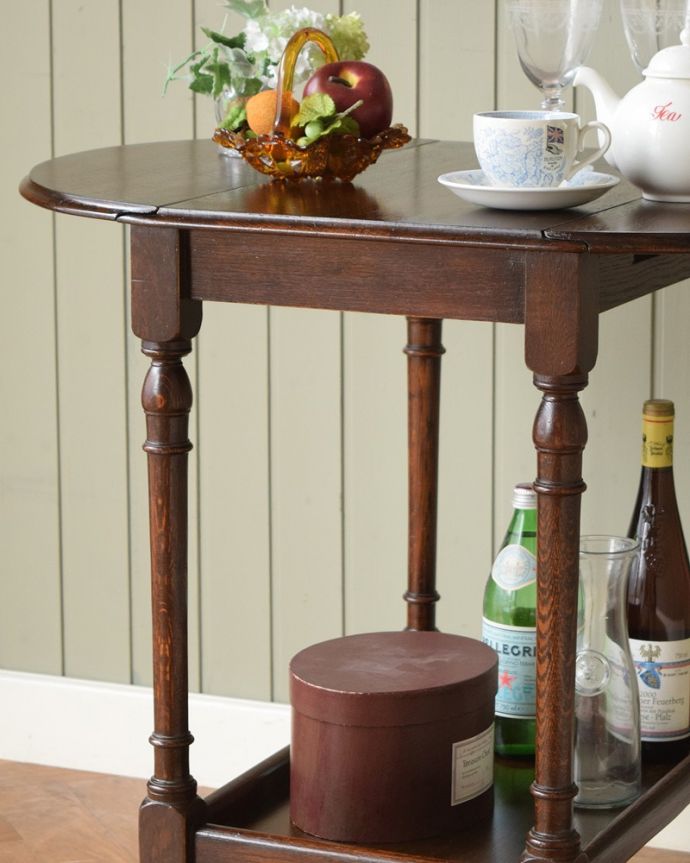 アンティークのワゴン・トローリー アンティーク家具 英国のお洒落で便利なアンティーク家具、サイズが変わる伸張式のワゴン(トロリー)。アンティークのワゴンは使い方が自由自在簡単に移動が出来るワゴン。(q-1844-f)