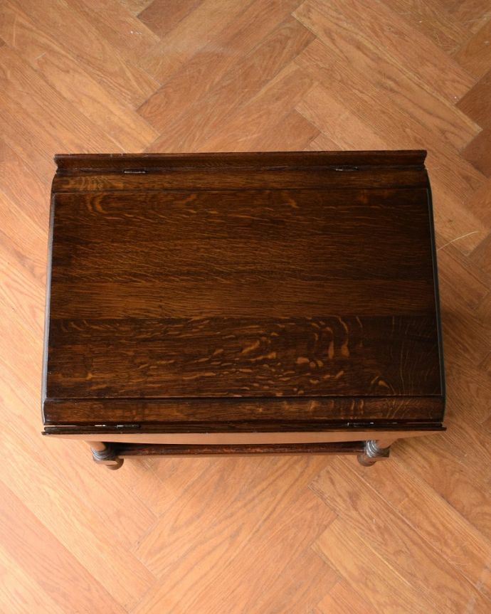 アンティークのワゴン・トローリー アンティーク家具 英国のお洒落で便利なアンティーク家具、サイズが変わる伸張式のワゴン(トロリー)。広げればテーブル代わりになっちゃう広い天板まるでワゴンの上にドロップリーフテーブルが付いているようなデザイン。(q-1844-f)