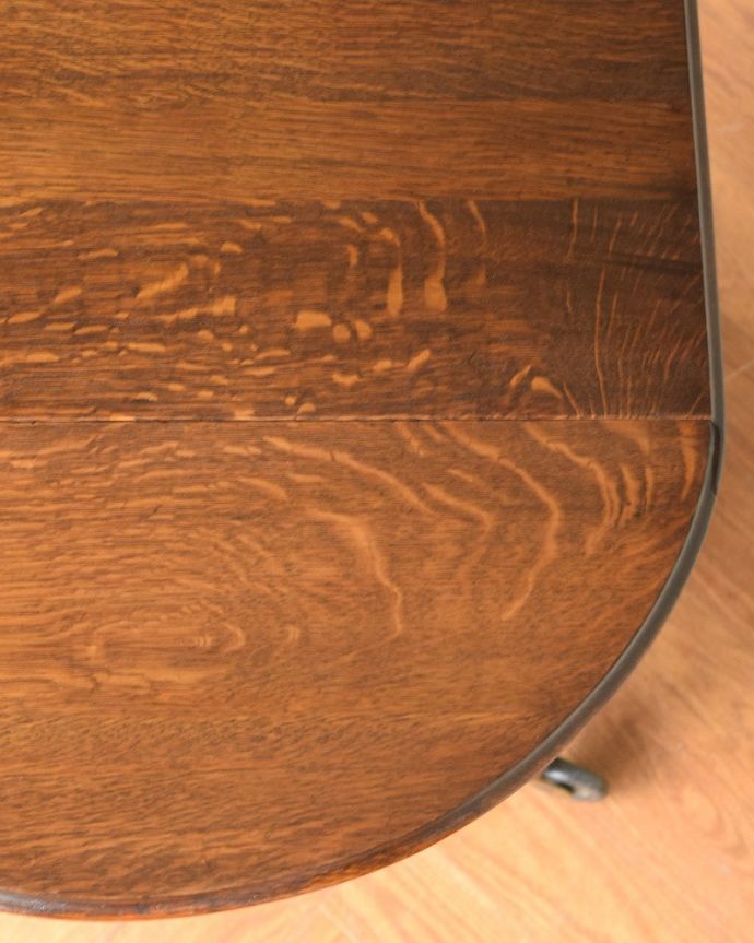 アンティークのワゴン・トローリー アンティーク家具 英国のお洒落で便利なアンティーク家具、サイズが変わる伸張式のワゴン(トロリー)。近づいてみると・・・修復にもいろんな方法がありますが、Handleでは塗装にこだわって古い塗装を剥離して再塗装していますのでピカピカです。(q-1844-f)