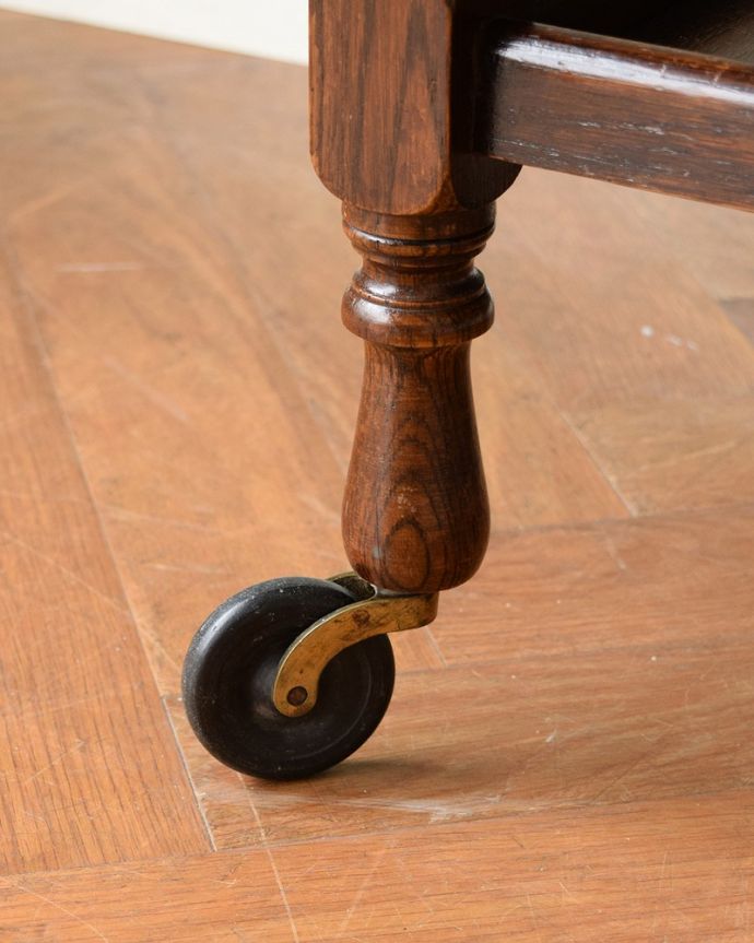 アンティークのワゴン・トローリー アンティーク家具 英国のお洒落で便利なアンティーク家具、サイズが変わる伸張式のワゴン(トロリー)。ちゃんと動きます脚先にはキャスターが。(q-1844-f)