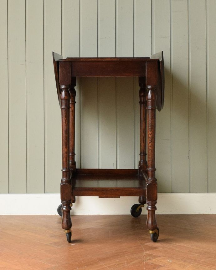 アンティークのワゴン・トローリー アンティーク家具 英国のお洒落で便利なアンティーク家具、サイズが変わる伸張式のワゴン(トロリー)。キッチンだけじゃもったいない!アンティークのワゴンはデザインもキレイなので、キッチン用として使うだけじゃなく、家具としていろいろ使えます。(q-1844-f)