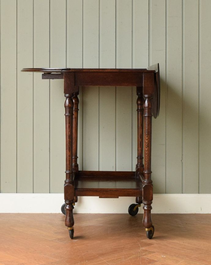 アンティークのワゴン・トローリー アンティーク家具 英国のお洒落で便利なアンティーク家具、サイズが変わる伸張式のワゴン(トロリー)。片方開いて・・・リーフを片方だけ開いて使うことも出来ます。(q-1844-f)