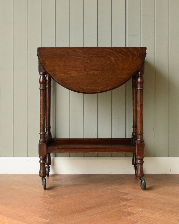 アンティークのワゴン・トローリー アンティーク家具 英国のお洒落で便利なアンティーク家具、サイズが変わる伸張式のワゴン(トロリー)。360度、どこから見てもキレイアンティークは新品ではないので、もちろん経年変化によるキズはありますが、専門の職人がキレイにお直しをしているので、どの角度から見てもキレイです。(q-1844-f)