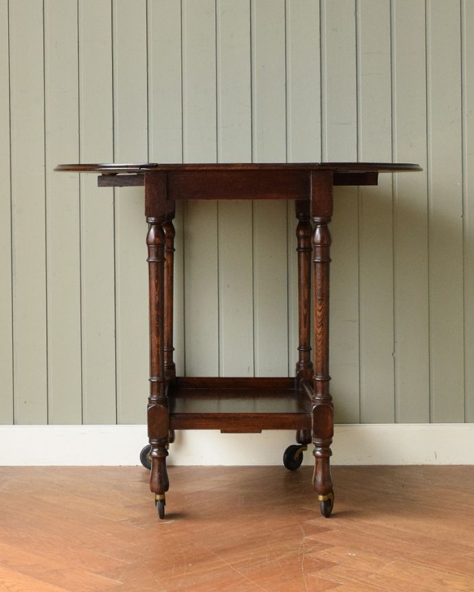 アンティークのワゴン・トローリー アンティーク家具 英国のお洒落で便利なアンティーク家具、サイズが変わる伸張式のワゴン(トロリー)。両方開くとリーフを両方開くと、大きなサイズに。(q-1844-f)