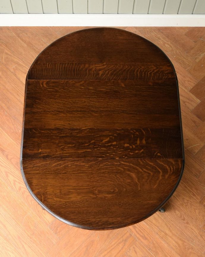 アンティークのワゴン・トローリー アンティーク家具 英国のお洒落で便利なアンティーク家具、サイズが変わる伸張式のワゴン(トロリー)。広げればテーブル代わりになっちゃう広い天板まるでワゴンの上にドロップリーフテーブルが付いているようなデザイン。(q-1844-f)