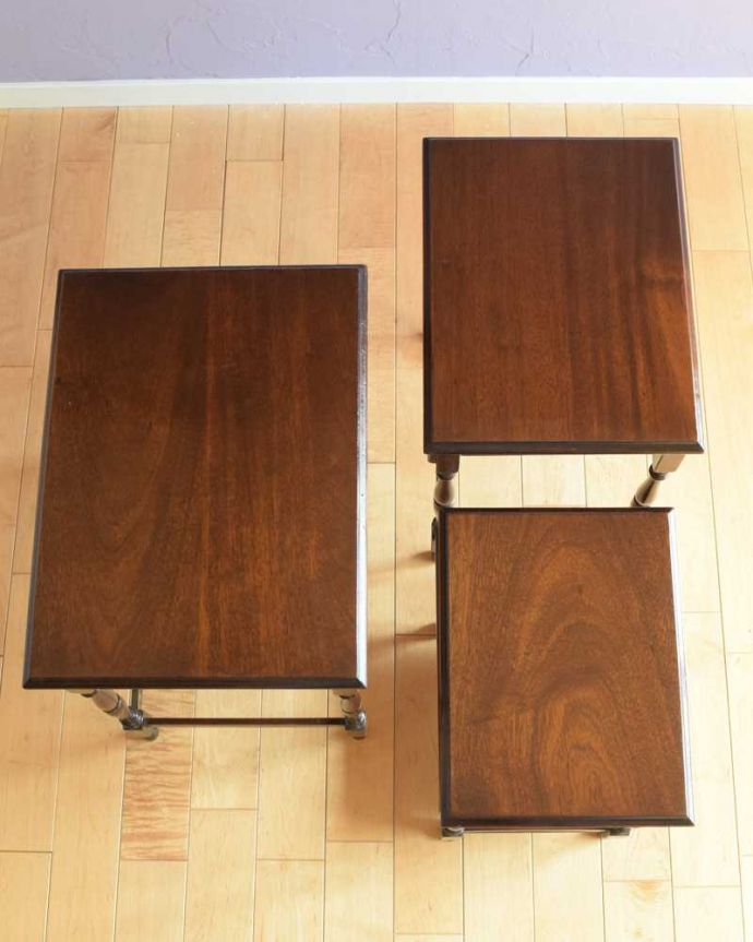 アンティークのテーブル　アンティーク家具　脚の装飾が美しいネストテーブル（３点セット）、イギリスから来たアンティーク家具。3つを並べて上から見てみましょう大中小3つを並べてみると、こんな感じです。(q-1845-f)