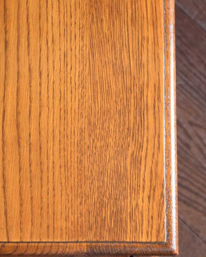 アンティークのテーブル アンティーク家具 重厚感あるアンティークの英国家具、ネストテーブル(コーヒーテーブル)。天板も修復したのでキレイです修復の時、古い塗装を剥離して再塗装してあるので天板もピカピカです。(q-1846-f)