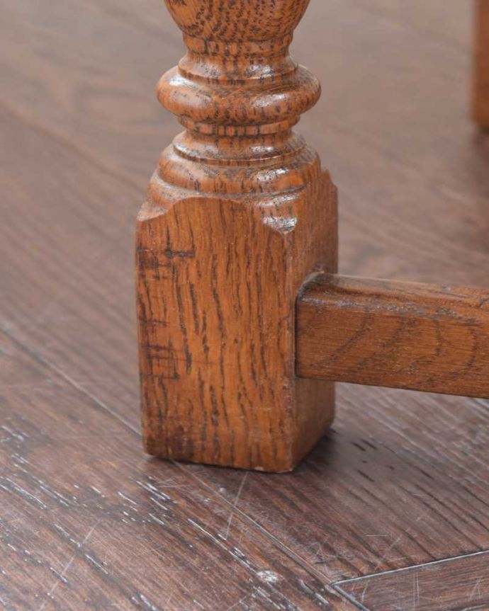 アンティークのテーブル アンティーク家具 重厚感あるアンティークの英国家具、ネストテーブル(コーヒーテーブル)。持ち上げなくても移動できます!Handleのアンティークは、脚の裏にフェルトキーパーをお付けしていますので、床を滑らせてれば移動が簡単です。(q-1846-f)