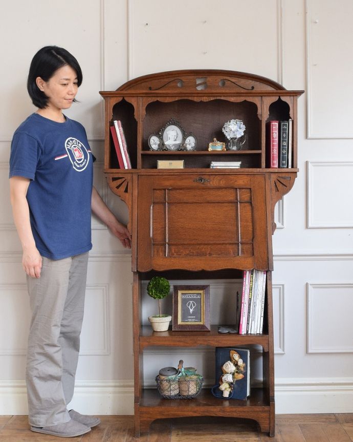 ビューロー　アンティーク家具　棚まで付いた豪華な英国アンティークスチューデントビューロー 。コンパクトで、どこでも置けちゃうビューロースチューデントビューローと呼ばれるコンパクトサイズのビューローは、もともと学生さん用に作られたもの。(q-1847-f)