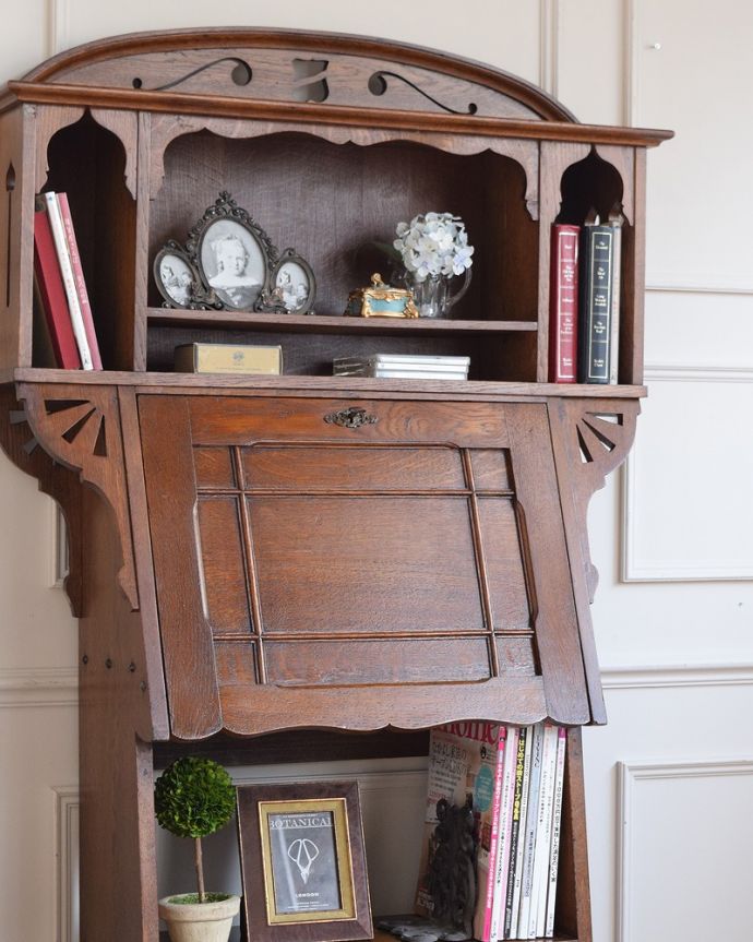 ビューロー　アンティーク家具　棚まで付いた豪華な英国アンティークスチューデントビューロー 。普段は本棚として使えるオープンキャビネットビューローの下の部分は本棚として作られたオープン棚。(q-1847-f)