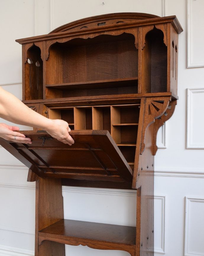 ビューロー　アンティーク家具　棚まで付いた豪華な英国アンティークスチューデントビューロー 。あっという間にデスクが登場扉を前に倒すだけで、簡単にデスクになります。(q-1847-f)