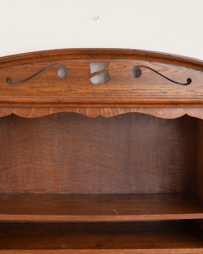 ビューロー　アンティーク家具　棚まで付いた豪華な英国アンティークスチューデントビューロー 。いろんな場所にこだわり彫のデザインもいろいろです。(q-1847-f)