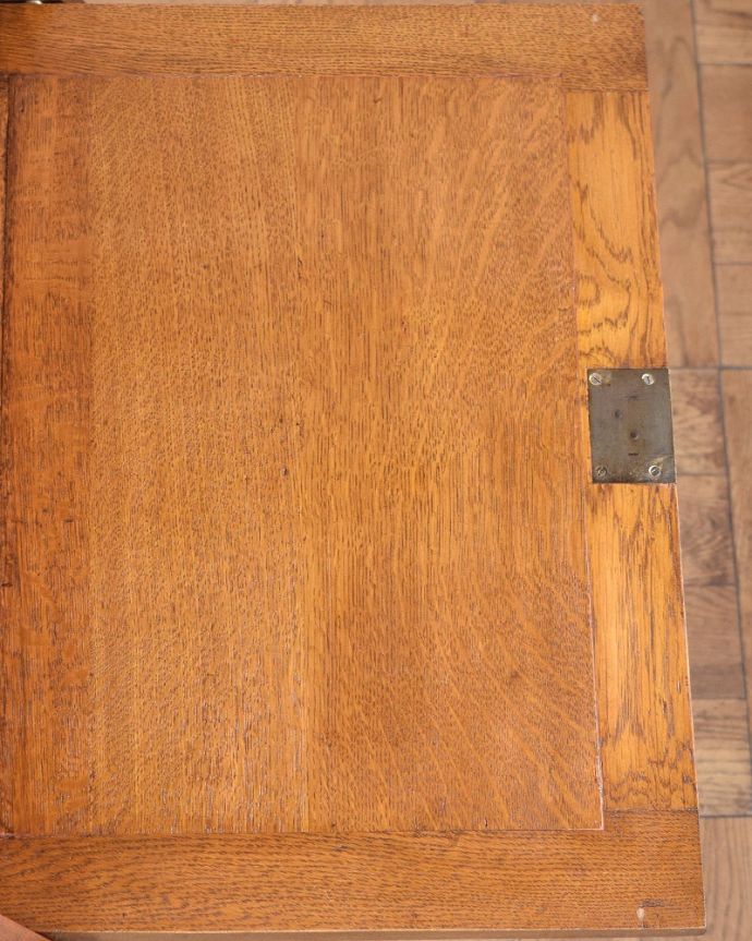 ビューロー　アンティーク家具　棚まで付いた豪華な英国アンティークスチューデントビューロー 。天板部分もキレイですやっぱりデスクの天板部分は気になるポイント。(q-1847-f)