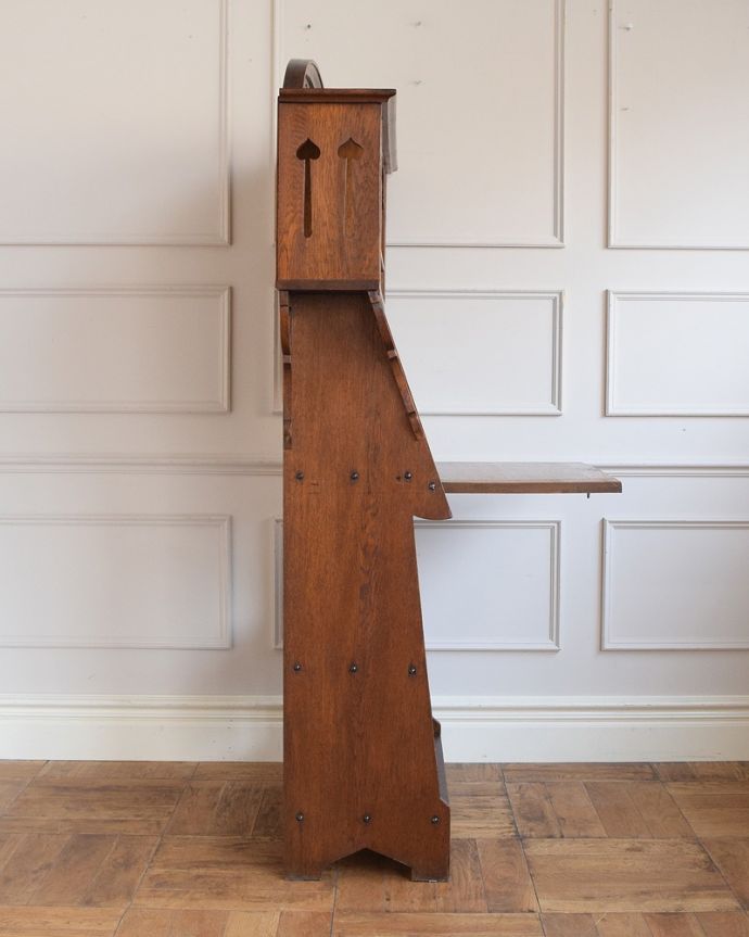 ビューロー　アンティーク家具　棚まで付いた豪華な英国アンティークスチューデントビューロー 。横から見ても素敵なんですもちろん、横から見てもキレイに仕上がっているので、いろんな場所に置いて使って下さい。(q-1847-f)