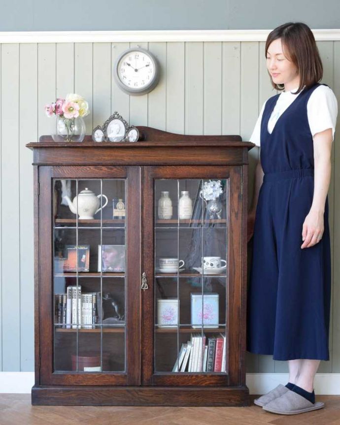 アンティークのキャビネット アンティーク家具 書斎に使ってみたいアンティーク家具、英国輸入のブックケース(本棚)。ステンドグラスの扉が美しいキャビネット扉がステンドグラスになっているから、キャビネットとステンドグラスの両方を一気に手に入れることが出来ちゃうんです。(q-1848-f)