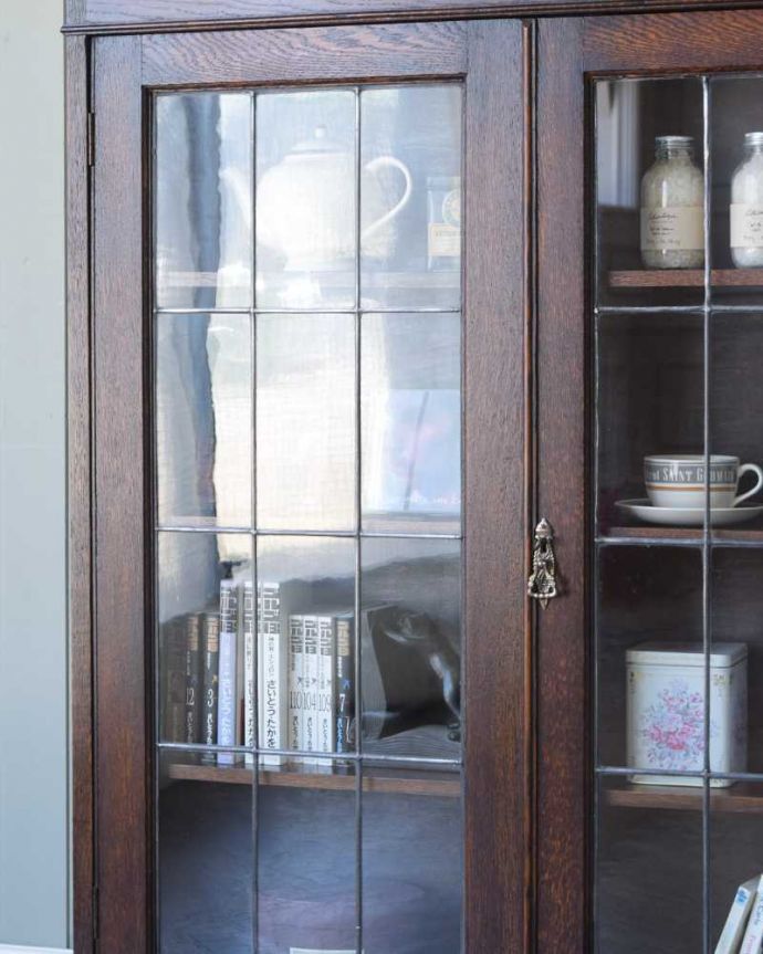 アンティークのキャビネット アンティーク家具 書斎に使ってみたいアンティーク家具、英国輸入のブックケース(本棚)。まずはステンドグラスを楽しみましょう現代のように機械が発達していない時代に作られたステンドグラス。(q-1848-f)