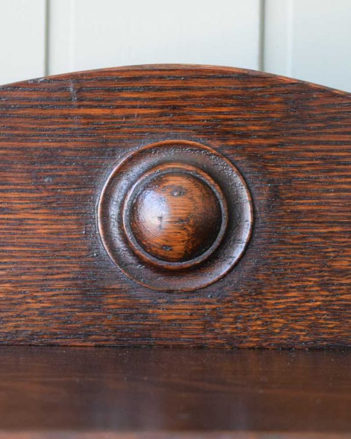 アンティークのキャビネット アンティーク家具 書斎に使ってみたいアンティーク家具、英国輸入のブックケース(本棚)。いろんな場所にこだわり彫のデザインもいろいろです。(q-1848-f)