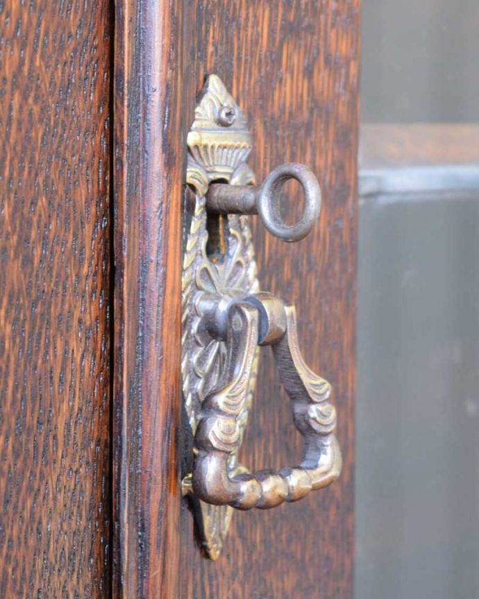 アンティークのキャビネット アンティーク家具 書斎に使ってみたいアンティーク家具、英国輸入のブックケース(本棚)。大切なものも収納出来ますおとぎ話に出てくるような可愛いアンティークの鍵が付いています。(q-1848-f)