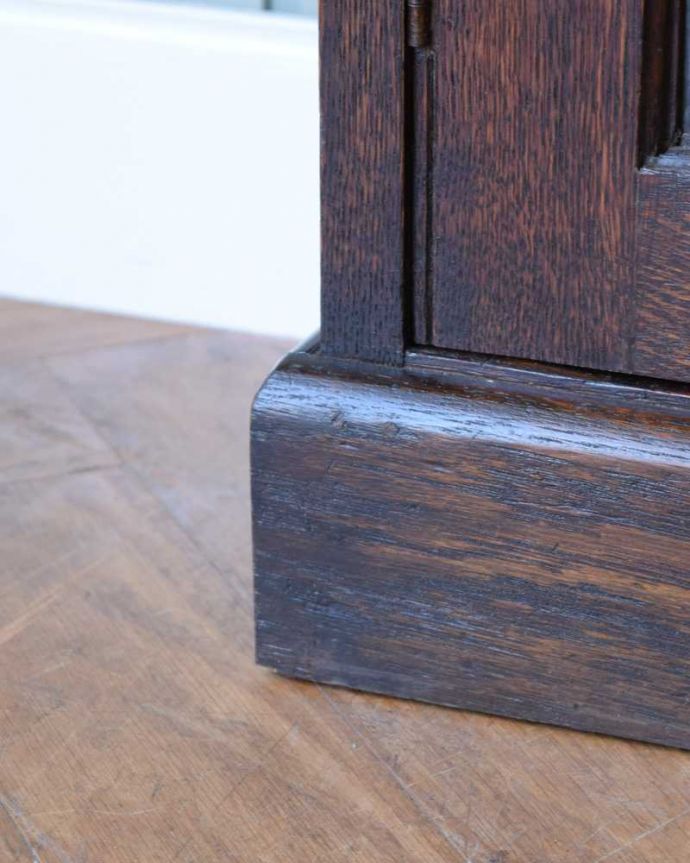 アンティークのキャビネット アンティーク家具 書斎に使ってみたいアンティーク家具、英国輸入のブックケース(本棚)。女性1人でもラクに運べちゃうヒミツHandleのアンティークは、脚の裏にフェルトキーパーをお付けしているので、床を滑らせれば女性でも移動がカンタンに出来ます!ご安心下さい。(q-1848-f)