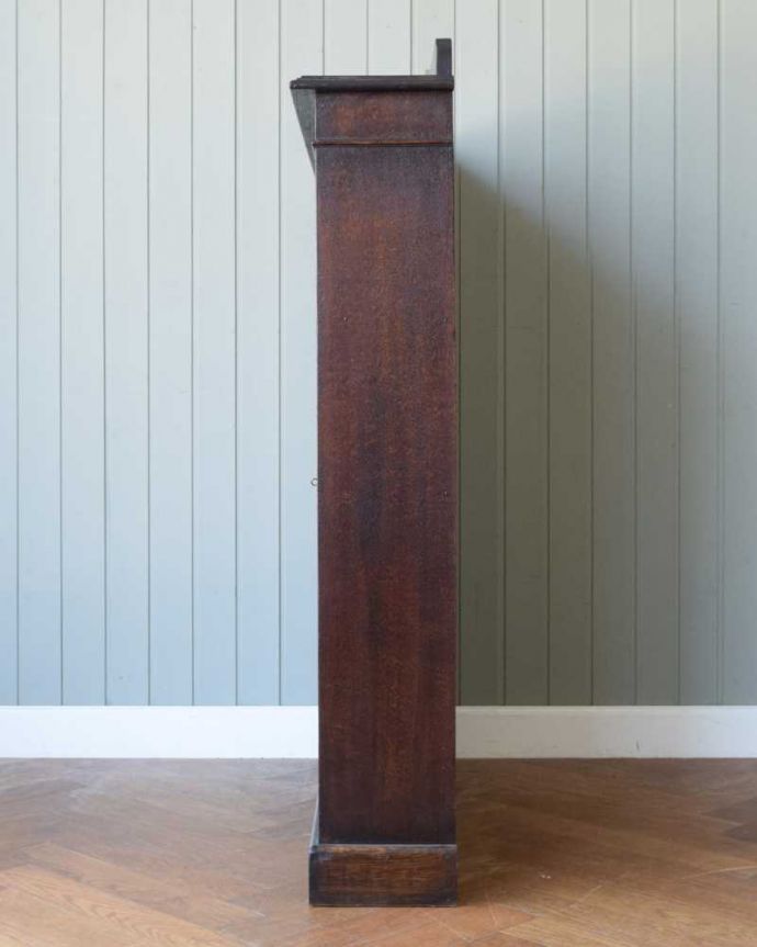 アンティークのキャビネット アンティーク家具 書斎に使ってみたいアンティーク家具、英国輸入のブックケース(本棚)。横から見てもステキもちろん横もキレイに修復していますので、横顔だって美しいんです。(q-1848-f)