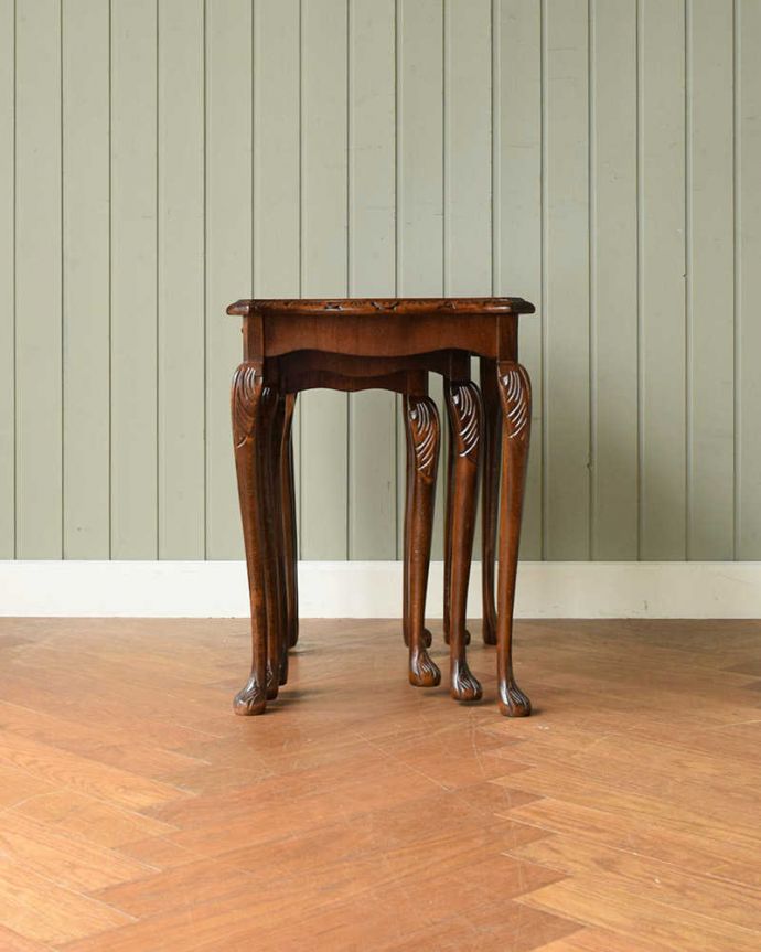 アンティークのテーブル　アンティーク家具　優雅な英国のアンティーク家具、ガラス付き天板のコーヒーテーブル（ネストテーブル）。横から見てみると･･･お揃いの脚が3つがキレイに重なって、とっても美しい横顔。(q-1849-f)