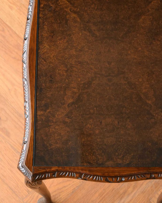 アンティークのテーブル　アンティーク家具　優雅な英国のアンティーク家具、ガラス付き天板のコーヒーテーブル（ネストテーブル）。天板も修復したのでキレイです修復の時、古い塗装を剥離して再塗装してあるので天板もピカピカです。(q-1849-f)