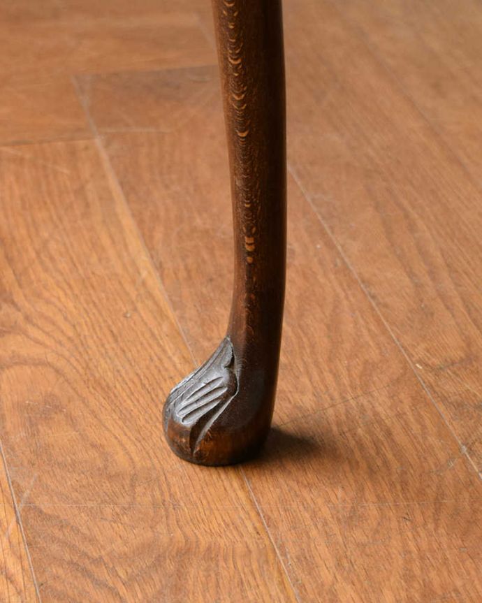 アンティークのテーブル　アンティーク家具　優雅な英国のアンティーク家具、ガラス付き天板のコーヒーテーブル（ネストテーブル）。持ち上げなくても移動できます！Handleのアンティークは、脚の裏にフェルトキーパーをお付けしていますので、床を滑らせてれば移動が簡単です。(q-1849-f)