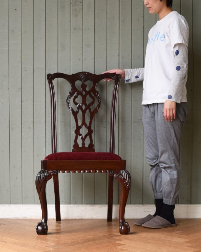 サロンチェア　アンティーク チェア　クロウ＆ボールの脚がエレガントな英国のアンティークサロンチェア。250年以上愛され続けるチッペンデールチェア上質な雰囲気が漂うチッペンデールチェアは、座るためだけじゃなく、目でも楽しめる椅子です。(q-185-c)