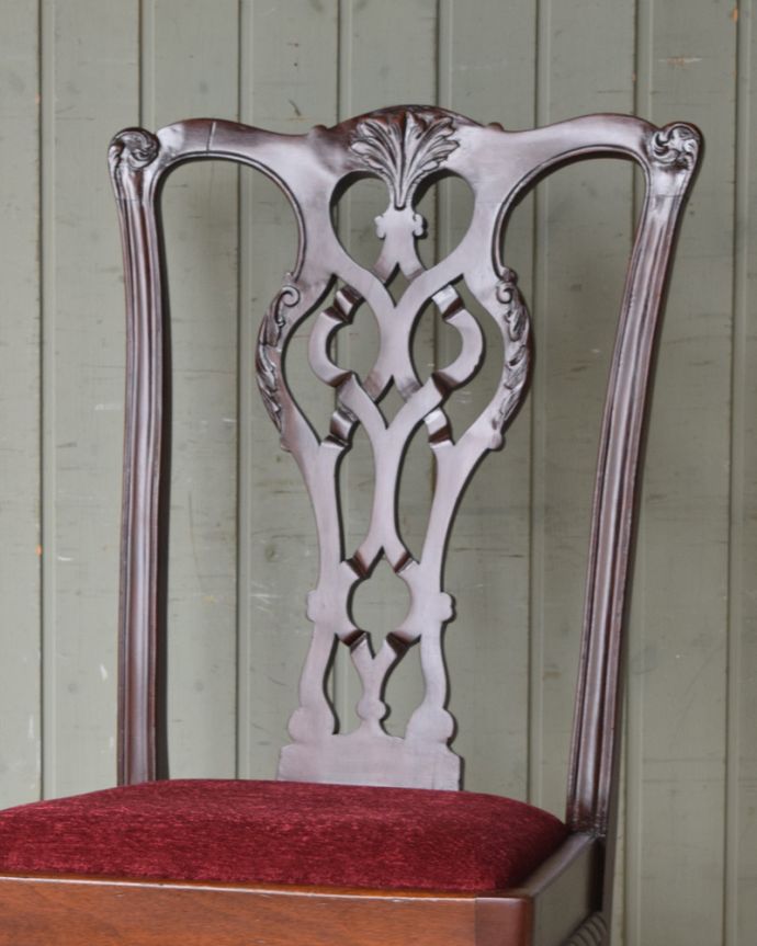 サロンチェア　アンティーク チェア　クロウ＆ボールの脚がエレガントな英国のアンティークサロンチェア。ゴシックスタイルのエレガントなデザインチッペンデールがゴシック建築物や窓枠からインスプレーションを得た美しい装飾。(q-185-c)