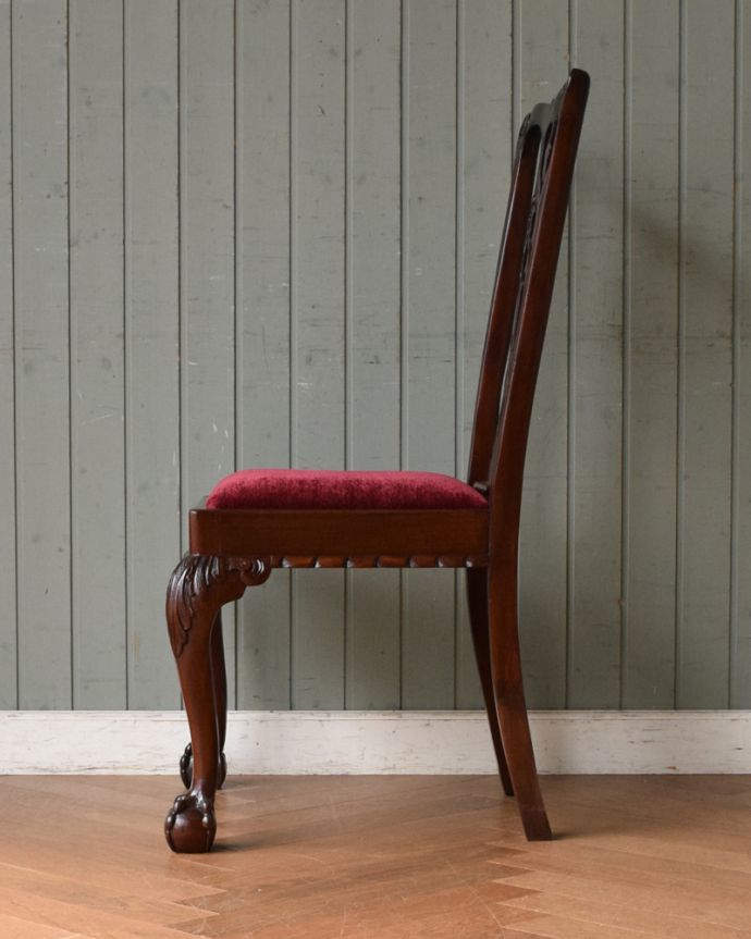 サロンチェア　アンティーク チェア　クロウ＆ボールの脚がエレガントな英国のアンティークサロンチェア。横から見ても優雅な立ち姿背もたれがカーブしているので楽です。(q-185-c)