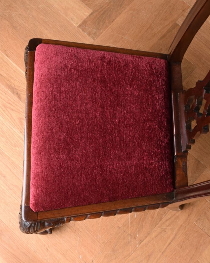 サロンチェア　アンティーク チェア　クロウ＆ボールの脚がエレガントな英国のアンティークサロンチェア。座面はこんな感じです上から見た座面の形。(q-185-c)