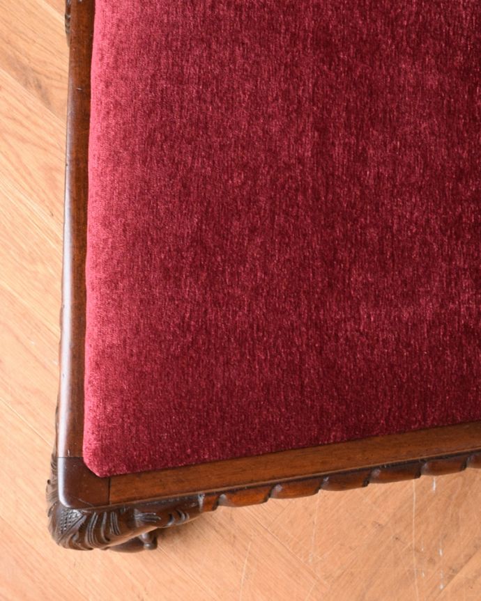 サロンチェア　アンティーク チェア　クロウ＆ボールの脚がエレガントな英国のアンティークサロンチェア。生地のセレクトにもこだわりました優雅なアンティークチェアの雰囲気をそのままに、一番似合う貼り座をじっくり選びました。(q-185-c)