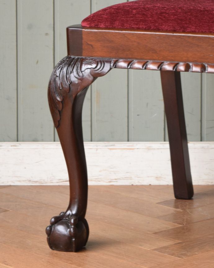 サロンチェア　アンティーク チェア　クロウ＆ボールの脚がエレガントな英国のアンティークサロンチェア。床を滑らせて移動出来ますHandleではアンティークチェアの脚の裏にフェルトキーパーをお付けしています。(q-185-c)