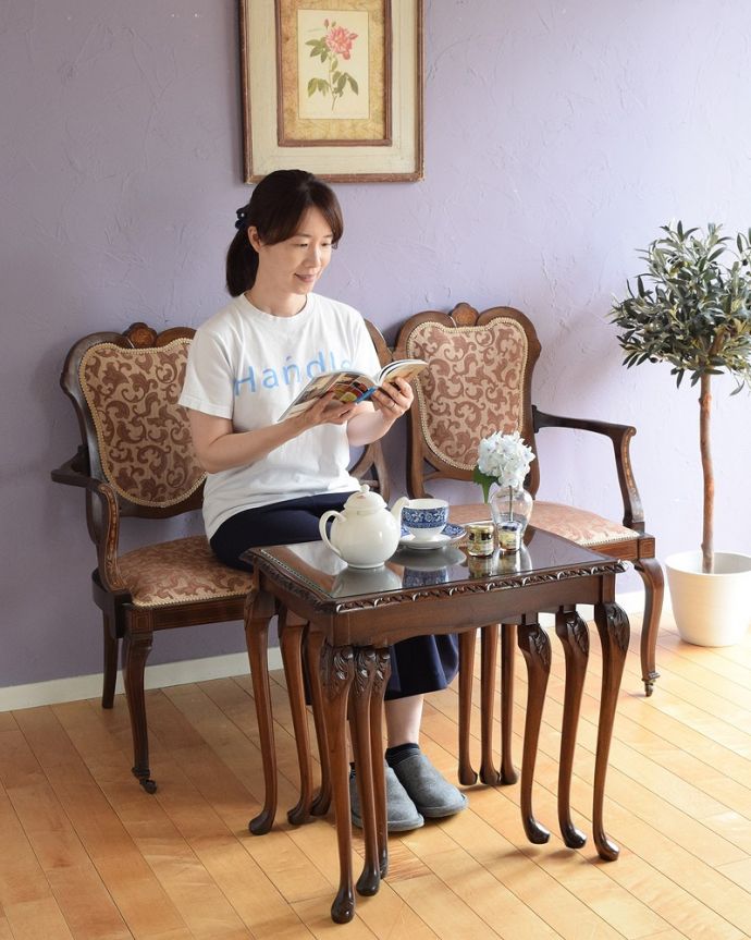 アンティークのテーブル　アンティーク家具　英国のシックなアンティーク家具、３台セットのガラス天板ネストテーブル　。親子一緒の姿が可愛いネストテーブルネストとは巣のこと。(q-1850-f)