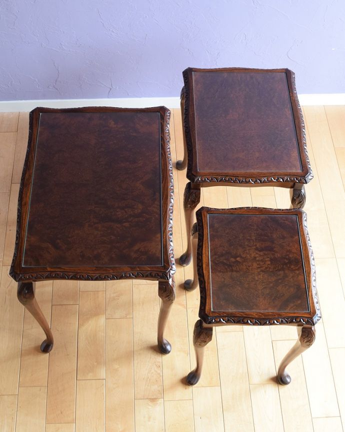 アンティークのテーブル　アンティーク家具　英国のシックなアンティーク家具、３台セットのガラス天板ネストテーブル　。3つを並べて上から見てみましょう大中小3つを並べてみると、こんな感じです。(q-1850-f)