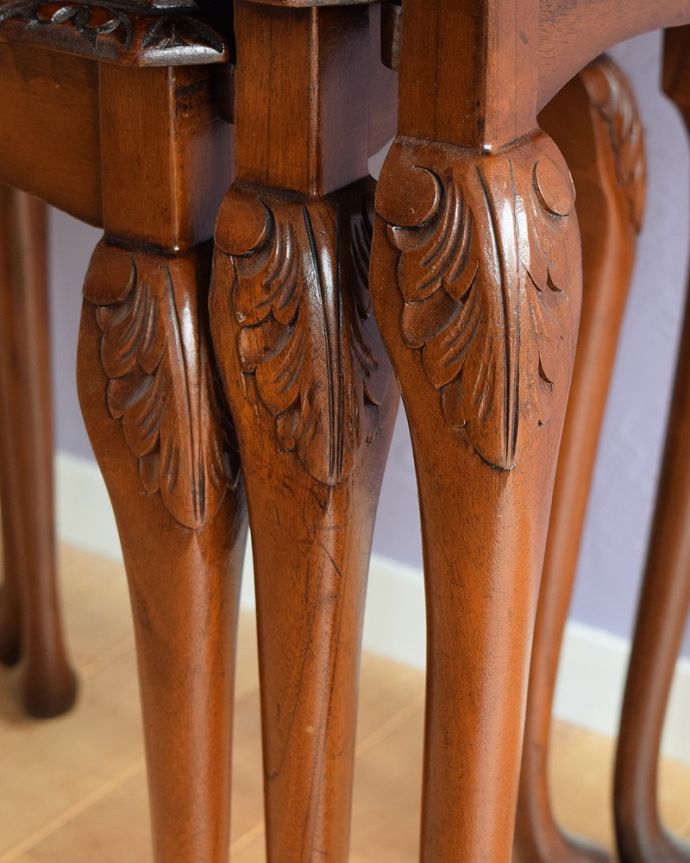 アンティークのテーブル　アンティーク家具　英国のシックなアンティーク家具、３台セットのガラス天板ネストテーブル　。うっとりする美しさアンティークだから手に入る美しい彫。(q-1850-f)