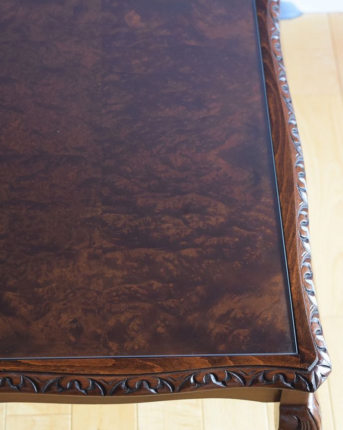 アンティークのテーブル　アンティーク家具　英国のシックなアンティーク家具、３台セットのガラス天板ネストテーブル　。天板も修復したのでキレイです修復の時、古い塗装を剥離して再塗装してあるので天板もピカピカです。(q-1850-f)