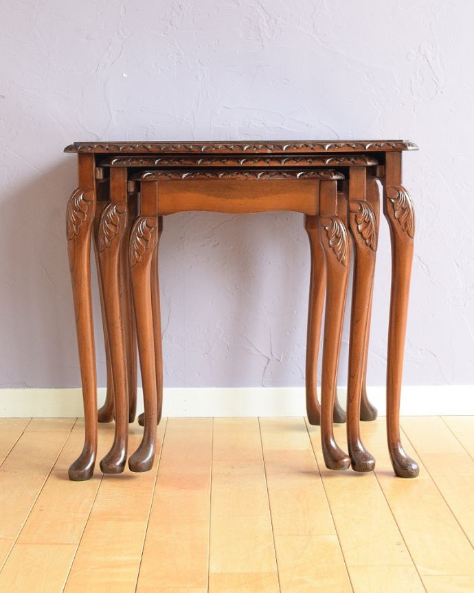 アンティークのテーブル　アンティーク家具　英国のシックなアンティーク家具、３台セットのガラス天板ネストテーブル　。見る角度によって見え方が違います。(q-1850-f)