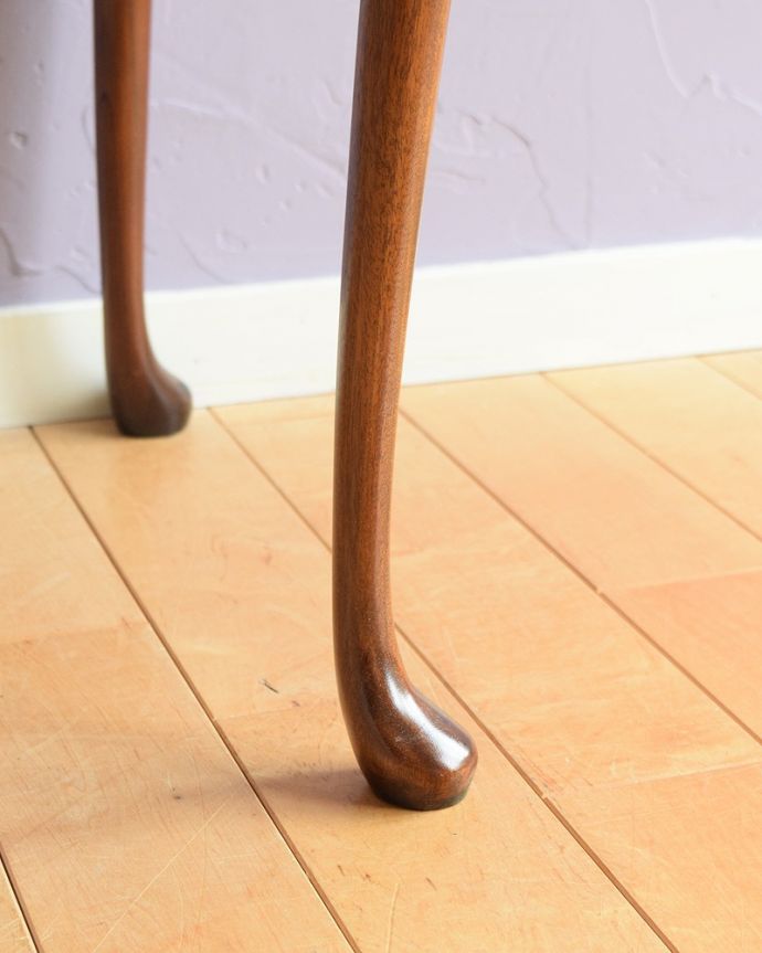 アンティークのテーブル　アンティーク家具　英国のシックなアンティーク家具、３台セットのガラス天板ネストテーブル　。持ち上げなくても移動できます！Handleのアンティークは、脚の裏にフェルトキーパーをお付けしていますので、床を滑らせてれば移動が簡単です。(q-1850-f)