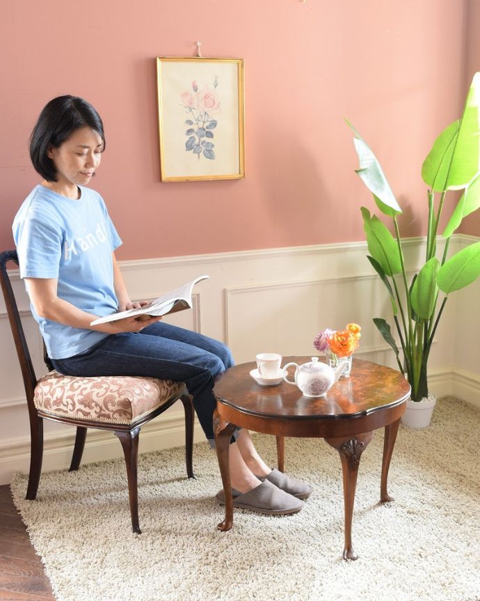 アンティークのテーブル アンティーク家具 木目も美しい英国で見つけた小さなアンティークコーヒーテーブル。優雅な時間が過ごせる英国スタイルのコーヒーテーブルどんな場所に置いても美しいデザインでみんなを魅了する英国アンティーク。(q-1851-f)