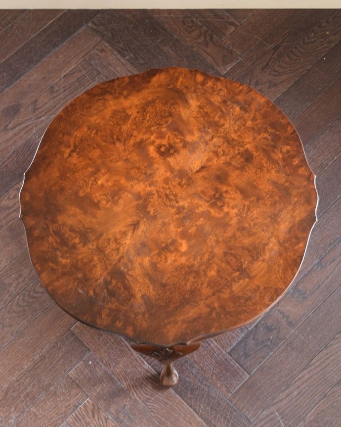 アンティークのテーブル アンティーク家具 木目も美しい英国で見つけた小さなアンティークコーヒーテーブル。天板を上から見ると・・・コーヒーテーブルの天板は毎日使う場所だから専門の職人がしっかり修復しました。(q-1851-f)