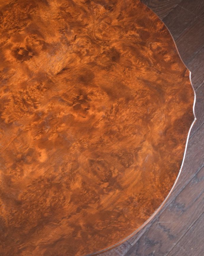 アンティークのテーブル アンティーク家具 木目も美しい英国で見つけた小さなアンティークコーヒーテーブル。近づいて見てみると・・・アンティークはもちろん新品ではないので小さなキズや汚れはありますが、キレイにお直ししたので満足して頂ける自信があります!。(q-1851-f)