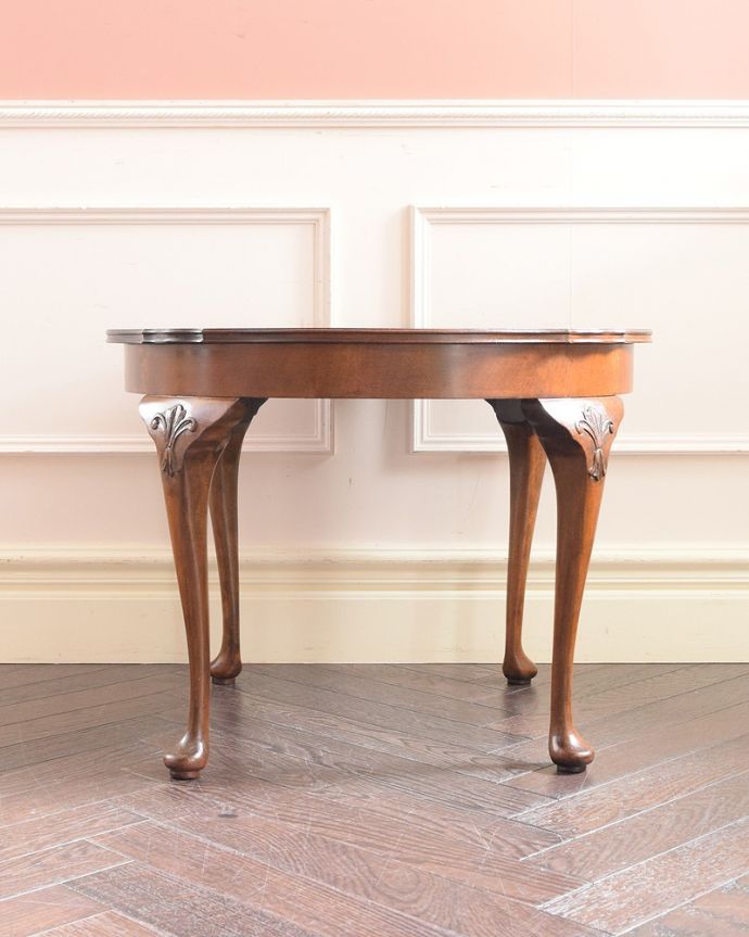 アンティークのテーブル アンティーク家具 木目も美しい英国で見つけた小さなアンティークコーヒーテーブル。横から見た姿もステキ横から見るとこんな感じ。(q-1851-f)