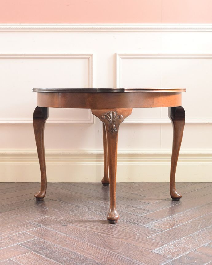 アンティークのテーブル アンティーク家具 木目も美しい英国で見つけた小さなアンティークコーヒーテーブル。クルッと回転360度どこから見ても美しく仕上げてあるので、いろんな場所から見て楽しんで下さい。(q-1851-f)