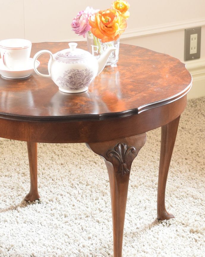 アンティークのテーブル アンティーク家具 木目も美しい英国で見つけた小さなアンティークコーヒーテーブル。英国らしいデザインのうつくしさにうっとり・・・脚のデザインだけ見ても、アンティークらしさが感じられるんです。(q-1851-f)