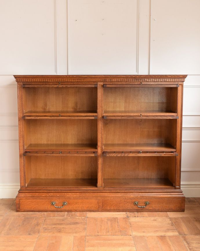 アンティーク家具 美しい格子デザインのガラス扉がキラキラ輝くアンティークの英国家具、フラップ扉のブックケース。便利に使えるフラップ式の扉開けたままにしておいてもジャマにならないフラップ式の扉。(q-1852-f)