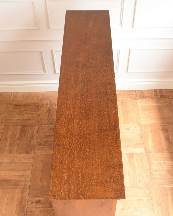 アンティーク家具 美しい格子デザインのガラス扉がキラキラ輝くアンティークの英国家具、フラップ扉のブックケース。上から形を見てみると・・・天板はこんな形です。(q-1852-f)