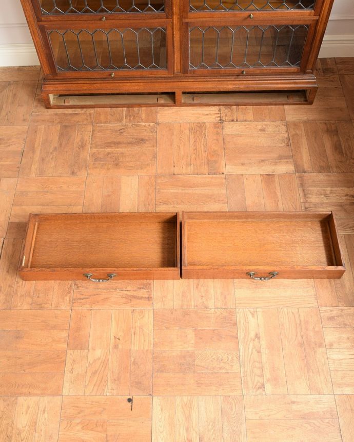 アンティーク家具 美しい格子デザインのガラス扉がキラキラ輝くアンティークの英国家具、フラップ扉のブックケース。もちろん、引き出しもキレイです!引き出しの中も専門の職人が修復したのでキレイです。(q-1852-f)