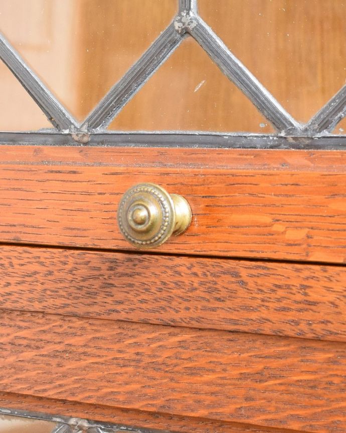 アンティーク家具 美しい格子デザインのガラス扉がキラキラ輝くアンティークの英国家具、フラップ扉のブックケース。開ける度にワクワク・・・可愛らしい取っ手がちょこんとついています。(q-1852-f)