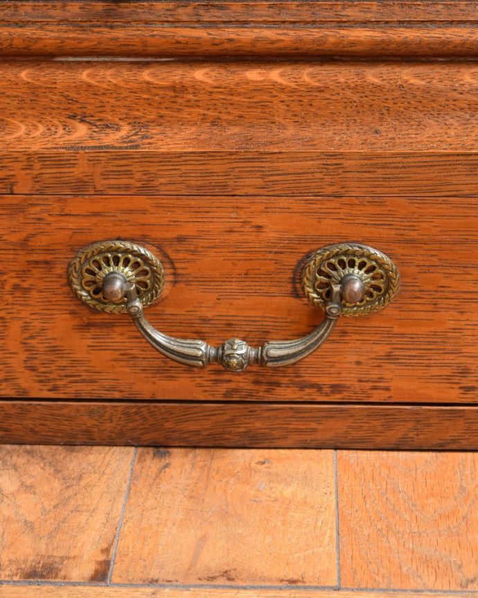 アンティーク家具 美しい格子デザインのガラス扉がキラキラ輝くアンティークの英国家具、フラップ扉のブックケース。開けるたびに、ワクワクしちゃう。(q-1852-f)